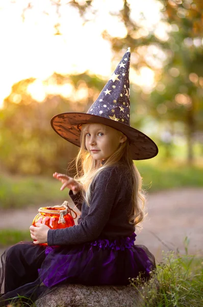 Una Niña Años Vestida Bruja Sombrero Bruja Una Linterna Forma —  Fotos de Stock