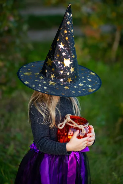 Una Niña Años Vestida Bruja Sombrero Bruja Linterna Forma Calabaza —  Fotos de Stock