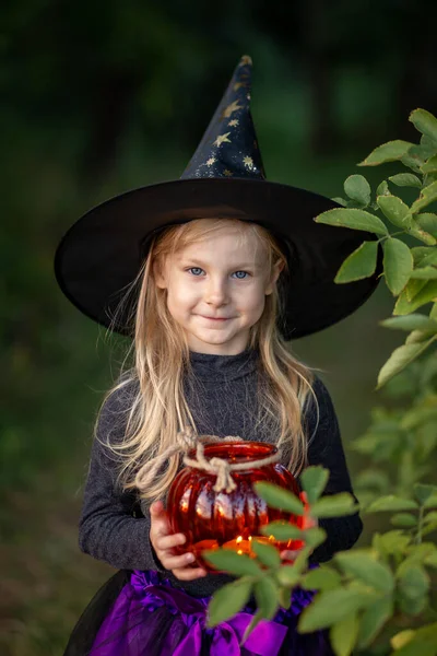 Una Niña Años Vestida Bruja Sombrero Bruja Linterna Forma Calabaza —  Fotos de Stock