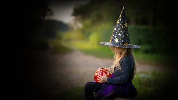 Ένα 5Χρονο Κορίτσι Ντυμένο Μάγισσα Καπέλο Μάγισσας Φακός Σχήμα Κολοκύθας — Φωτογραφία Αρχείου