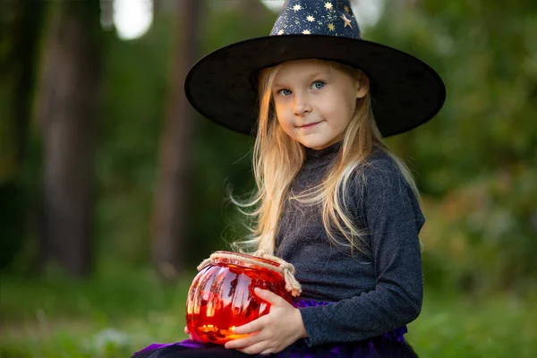 Una Niña Años Vestida Bruja Sombrero Bruja Linterna Forma Calabaza —  Fotos de Stock