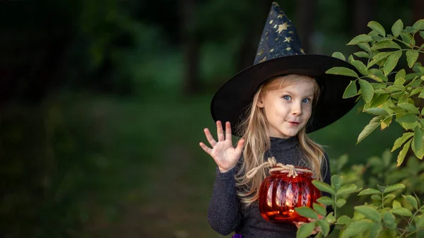 Una Bambina Anni Vestita Strega Cappello Strega Una Torcia Forma — Foto Stock