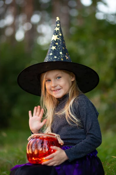 Una Niña Años Vestida Bruja Sombrero Bruja Linterna Forma Calabaza —  Fotos de Stock