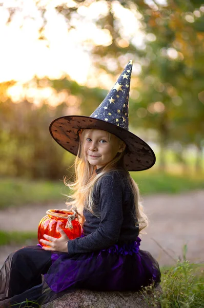 Una Niña Años Vestida Bruja Sombrero Bruja Linterna Forma Calabaza —  Fotos de Stock