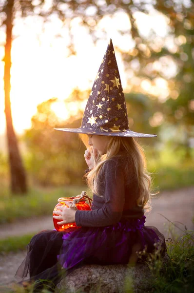 Una Niña Años Vestida Bruja Sombrero Bruja Linterna Forma Calabaza —  Fotos de Stock