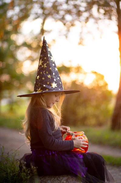 Una Niña Años Vestida Bruja Sombrero Bruja Linterna Forma Calabaza —  Fotos de Stock