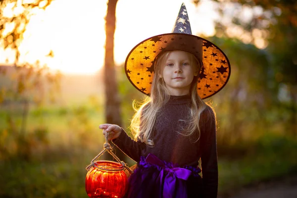 Una Bambina Anni Vestita Strega Cappello Strega Una Torcia Forma — Foto Stock