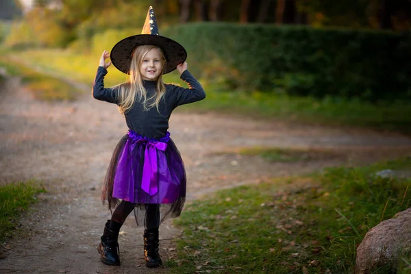 Una Bambina Anni Vestita Strega Cappello Strega Una Torcia Forma — Foto Stock