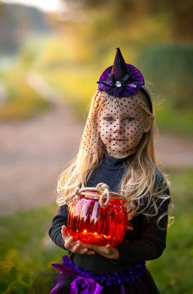 Una Niña Años Vestida Bruja Sombrero Bruja Linterna Forma Calabaza —  Fotos de Stock