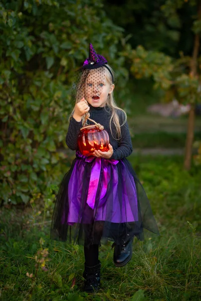 Una Niña Años Vestida Bruja Sombrero Bruja Linterna Forma Calabaza —  Fotos de Stock