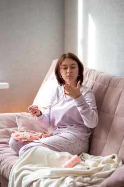 Güzel ve güzel bir esmer ev ortamında çalışır, ev için kendi elleriyle bir hediye veya dekorasyon, favori hobi, 25-35 yaşındaki bir kız, uzun hafta sonları, işten sonra dinlenmek yerine,
