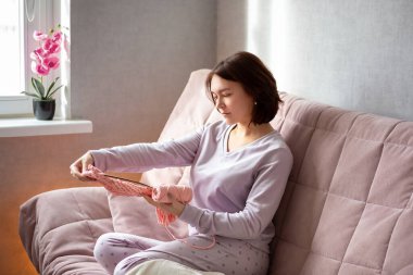 Güzel ve güzel bir esmer ev ortamında çalışır, ev için kendi elleriyle bir hediye veya dekorasyon, favori hobi, 25-35 yaşındaki bir kız, uzun hafta sonları, işten sonra dinlenmek yerine,