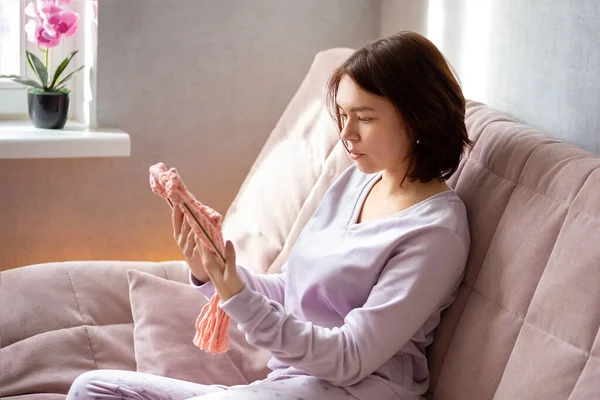Güzel ve güzel bir esmer ev ortamında çalışır, ev için kendi elleriyle bir hediye veya dekorasyon, favori hobi, 25-35 yaşındaki bir kız, uzun hafta sonları, işten sonra dinlenmek yerine,