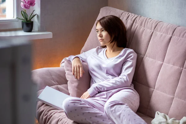 Güzel ve güzel bir esmer ev ortamında çalışır, ev için kendi elleriyle bir hediye veya dekorasyon, favori hobi, 25-35 yaşındaki bir kız, uzun hafta sonları, işten sonra dinlenmek yerine,