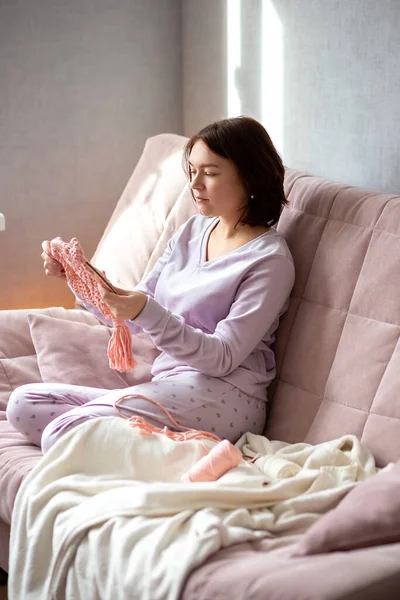 Güzel ve güzel bir esmer ev ortamında çalışır, ev için kendi elleriyle bir hediye veya dekorasyon, favori hobi, 25-35 yaşındaki bir kız, uzun hafta sonları, işten sonra dinlenmek yerine,