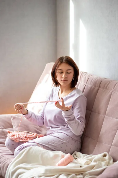 Güzel ve güzel bir esmer ev ortamında çalışır, ev için kendi elleriyle bir hediye veya dekorasyon, favori hobi, 25-35 yaşındaki bir kız, uzun hafta sonları, işten sonra dinlenmek yerine,
