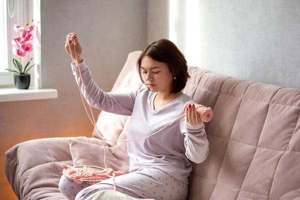 Güzel ve güzel bir esmer ev ortamında çalışır, ev için kendi elleriyle bir hediye veya dekorasyon, favori hobi, 25-35 yaşındaki bir kız, uzun hafta sonları, işten sonra dinlenmek yerine,
