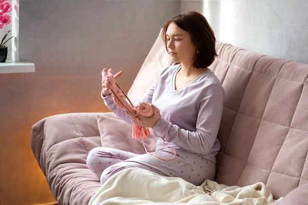 Güzel ve güzel bir esmer ev ortamında çalışır, ev için kendi elleriyle bir hediye veya dekorasyon, favori hobi, 25-35 yaşındaki bir kız, uzun hafta sonları, işten sonra dinlenmek yerine,