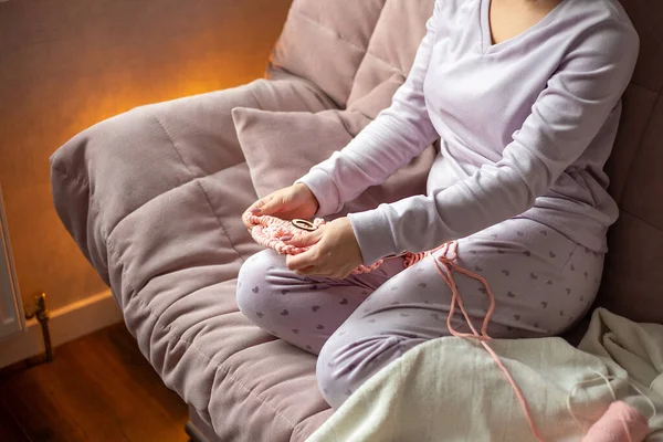 Güzel ve güzel bir esmer ev ortamında çalışır, ev için kendi elleriyle bir hediye veya dekorasyon, favori hobi, 25-35 yaşındaki bir kız, uzun hafta sonları, işten sonra dinlenmek yerine,