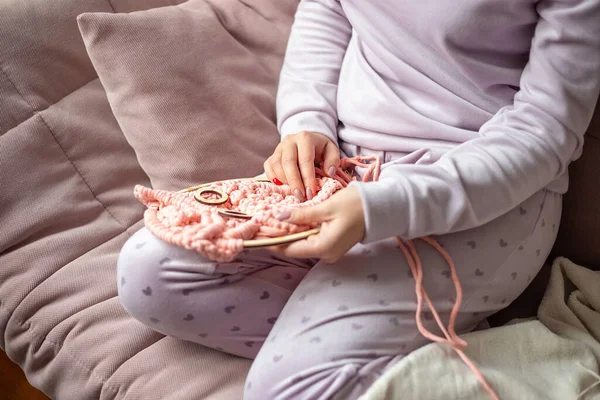 Güzel ve güzel bir esmer ev ortamında çalışır, ev için kendi elleriyle bir hediye veya dekorasyon, favori hobi, 25-35 yaşındaki bir kız, uzun hafta sonları, işten sonra dinlenmek yerine,