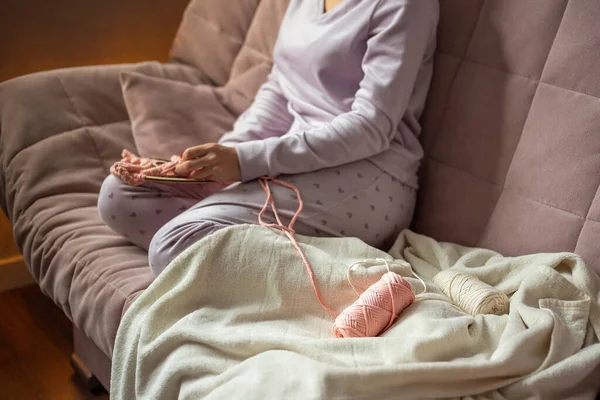 Güzel ve güzel bir esmer ev ortamında çalışır, ev için kendi elleriyle bir hediye veya dekorasyon, favori hobi, 25-35 yaşındaki bir kız, uzun hafta sonları, işten sonra dinlenmek yerine,
