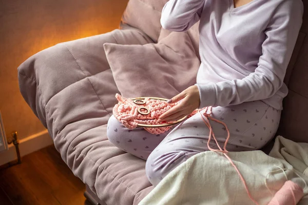 Güzel ve güzel bir esmer ev ortamında çalışır, ev için kendi elleriyle bir hediye veya dekorasyon, favori hobi, 25-35 yaşındaki bir kız, uzun hafta sonları, işten sonra dinlenmek yerine,