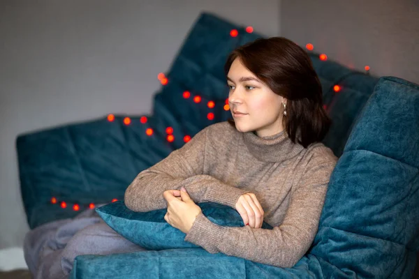 Esmer bir kız, eski bir fotoğraf albümüyle mavi bir koltukta oturur. Anılar, önemli fotoğraflar, hayatın geçişi, ölmüş sevdiklerinin özlemi, izolasyon özlemi, depresyon, neşe... 