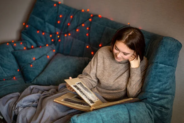 Esmer bir kız, eski bir fotoğraf albümüyle mavi bir koltukta oturur. Anılar, önemli fotoğraflar, hayatın geçişi, ölmüş sevdiklerinin özlemi, izolasyon özlemi, depresyon, neşe... 