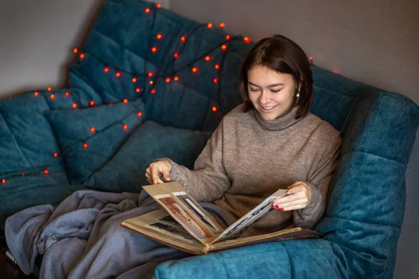 Esmer bir kız, eski bir fotoğraf albümüyle mavi bir koltukta oturur. Anılar, önemli fotoğraflar, hayatın geçişi, ölmüş sevdiklerinin özlemi, izolasyon özlemi, depresyon, neşe... 