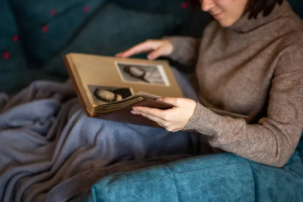 Esmer bir kız, eski bir fotoğraf albümüyle mavi bir koltukta oturur. Anılar, önemli fotoğraflar, hayatın geçişi, ölmüş sevdiklerinin özlemi, izolasyon özlemi, depresyon, neşe... 