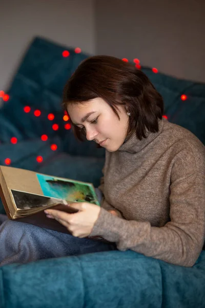 Sırtında çarşafla güzel bir esmerin yakın plan portresi, iç çamaşırlı esmer, arkadan çekilmiş fotoğraf, gün ışığı, romantik bir ruh hali.