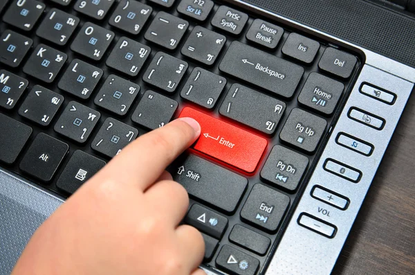 Dedo de chind pressionando o botão do teclado — Fotografia de Stock