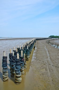 dalgakıran Barajı tekerlek ve mavi gökyüzü ile peyzaj