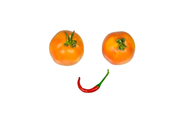 Red hot chili peppar och tometo är leende isolerade — Stockfoto