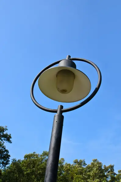 Pouliční lampy na modré obloze, samostatný. — Stock fotografie