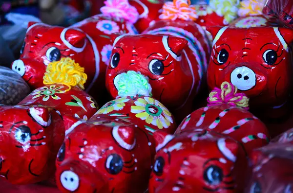 Tradicional Tailandia rojo pintado de papier mache pig . — Foto de Stock