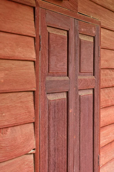 Pared de madera roja y ventanas de fondo — Foto de Stock