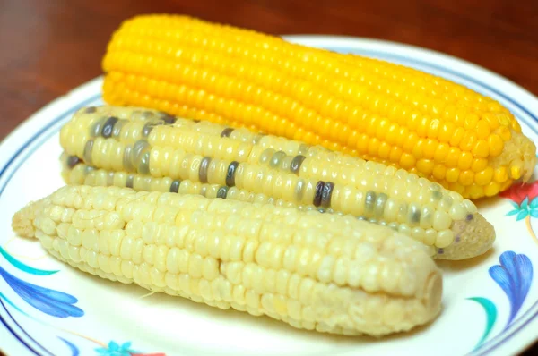 Sárga kukorica egy tálban. — Stock Fotó