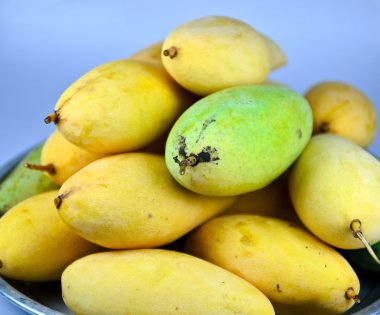 kabın içinde sarı mango