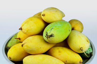 kabın içinde sarı mango