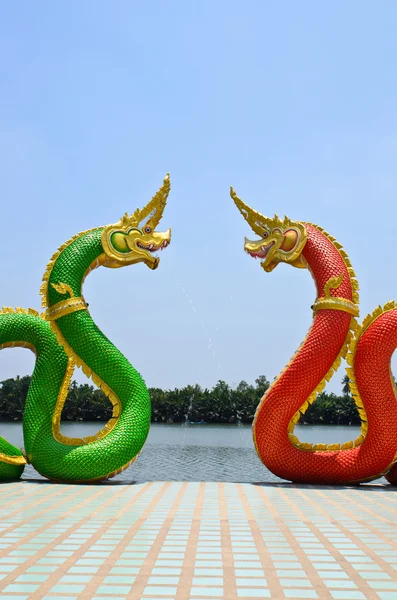 Röda och blå serpent staty i temple thailand — Stockfoto