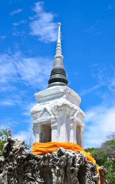 Белая пагода и статуя Будды на голубом небе — стоковое фото