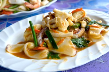 Kızarmış kalamar sarı köri tozu