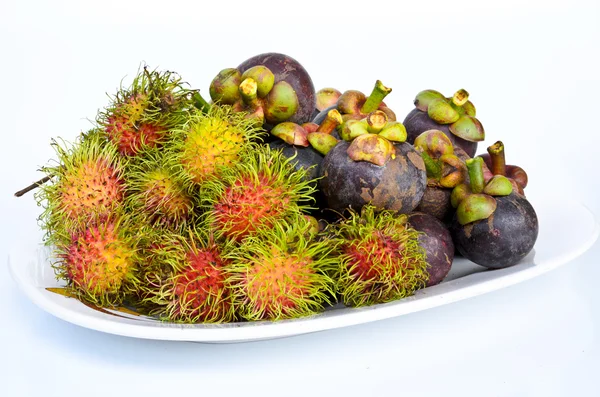 Rambutan und Mangostan auf weißem Hintergrund — Stockfoto