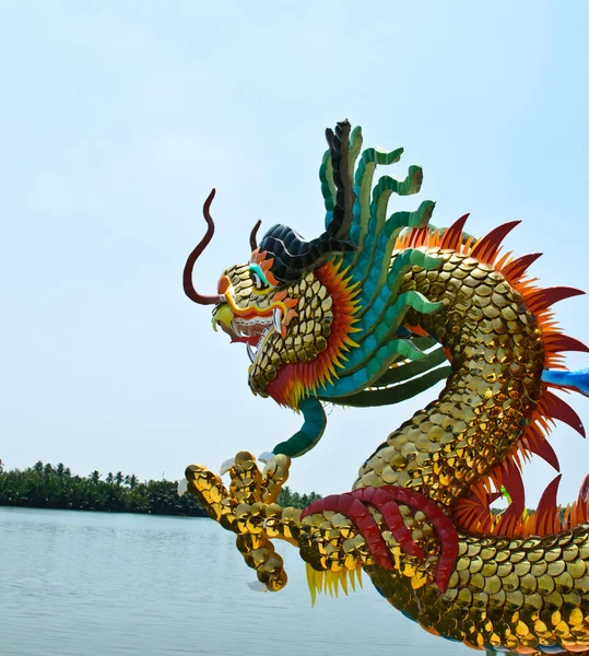 Dragon dans le temple près de la rivière — Photo