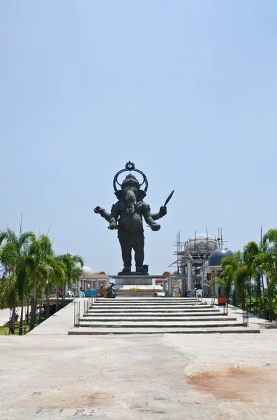 La escultura metálica del gran Ganesha está en pie —  Fotos de Stock