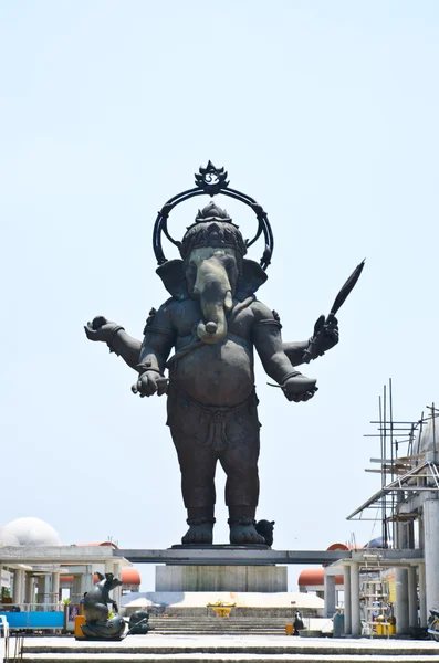 A escultura metálica do grande Ganesha está em pé — Fotografia de Stock