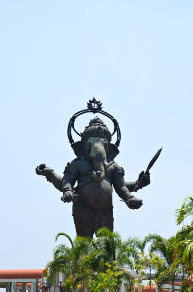 La escultura metálica del gran Ganesha está en pie —  Fotos de Stock