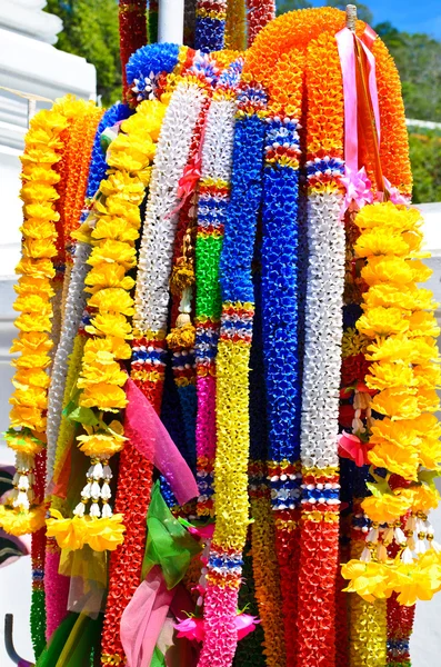 Guirnaldas artificiales se utilizan para adorar lo sagrado en Tailandia . — Foto de Stock
