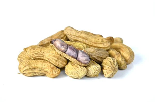 Amendoim cozido no fundo branco — Fotografia de Stock